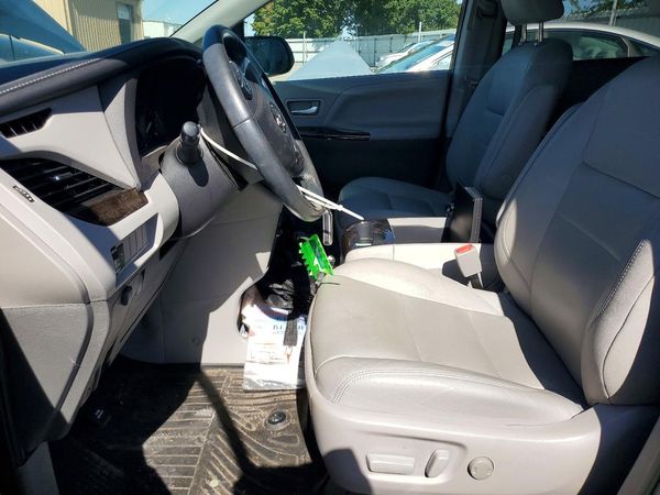2020 TOYOTA SIENNA Q grade — DENT