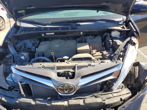 2020 TOYOTA SIENNA Q grade — Engine bay
