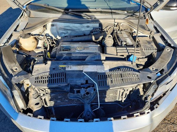 2017 VOLKSWAGEN TIGUAN Sport 4Motion — Engine bay