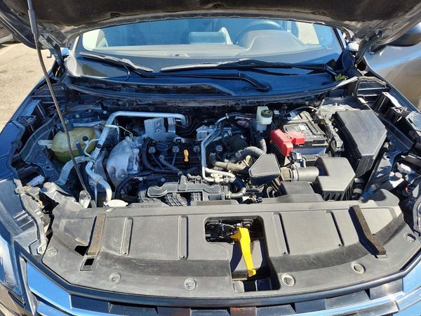 2021 NISSAN ROGUE S — Engine bay