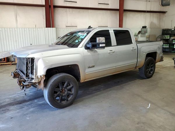 2018 CHEVROLET SILVERADO LT — Front 3/4