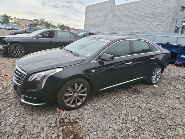 2018 CADILLAC XTS Livery — Front 3/4