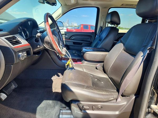 2014 CADILLAC ESCALADE ESV Premium — DENT