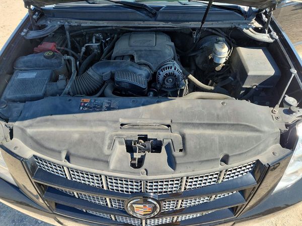 2014 CADILLAC ESCALADE ESV Premium — Engine bay