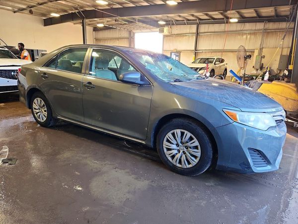 2014 TOYOTA CAMRY — Passenger 3/4