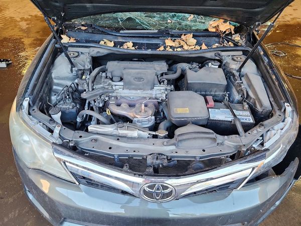 2014 TOYOTA CAMRY — Engine bay