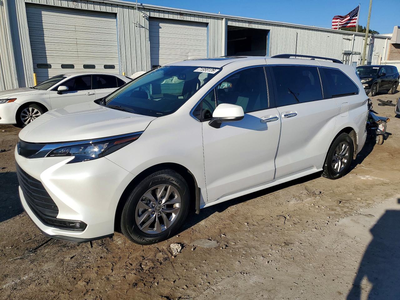 2025 TOYOTA SIENNA XLE — Front 3/4