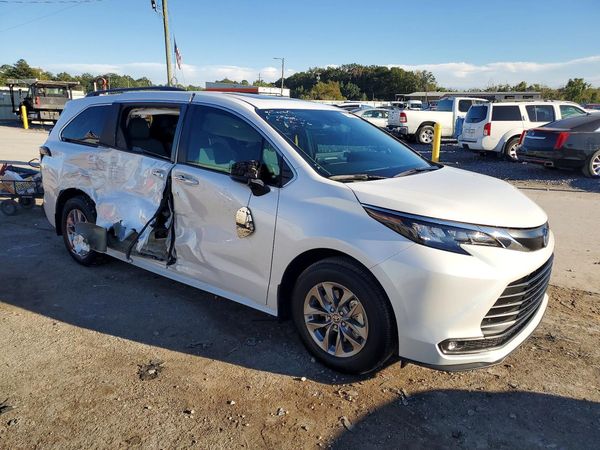 2025 TOYOTA SIENNA XLE — Passenger 3/4