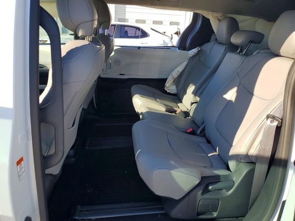 2025 TOYOTA SIENNA XLE — PSRS