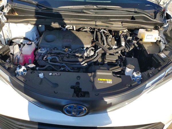 2025 TOYOTA SIENNA XLE — Engine bay