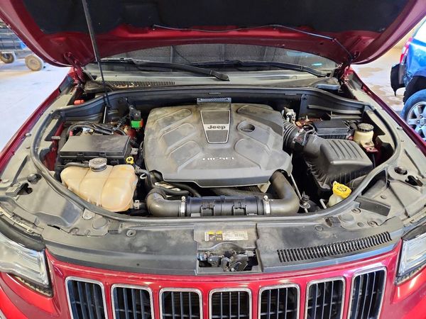2014 JEEP CHEROKEE Limited — Engine bay