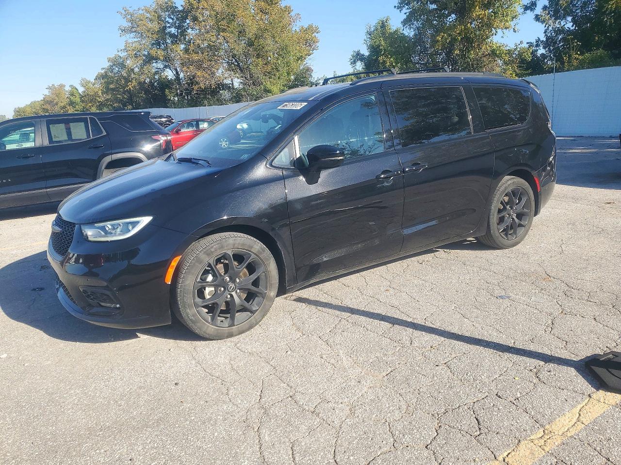 2025 CHRYSLER PACIFICA Limited — Front 3/4