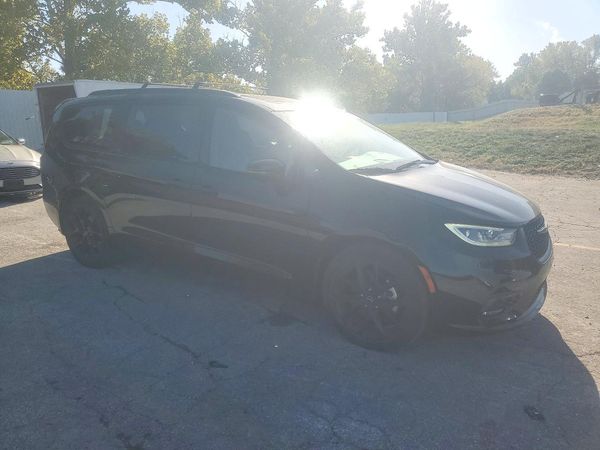 2025 CHRYSLER PACIFICA Limited — Passenger 3/4
