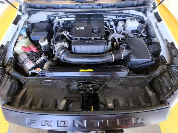 2022 NISSAN FRONTIER Crew Cab — Engine bay