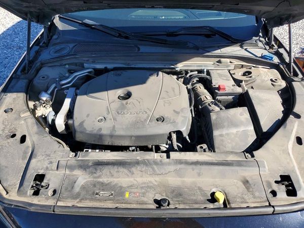 2018 VOLVO S90 Inscription — Engine bay
