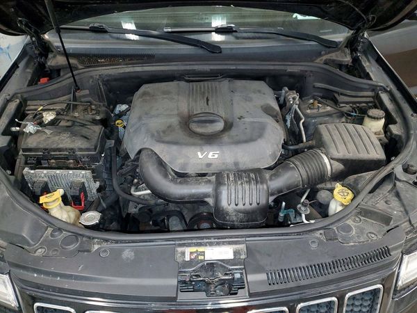 2014 JEEP CHEROKEE Overland — Engine bay