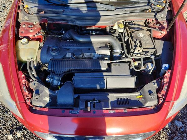 2012 VOLVO C70 — Engine bay