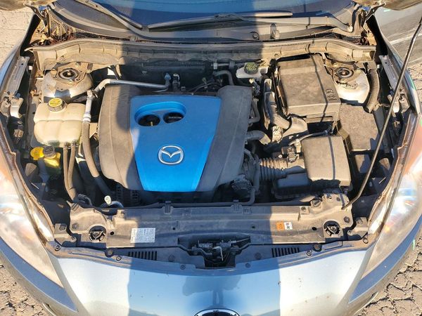 2013 MAZDA 3 Touring/GS — Engine bay