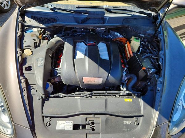 2012 PORSCHE CAYENNE S Hybrid — Engine bay