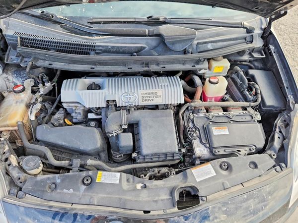 2015 TOYOTA PRIUS — Engine bay