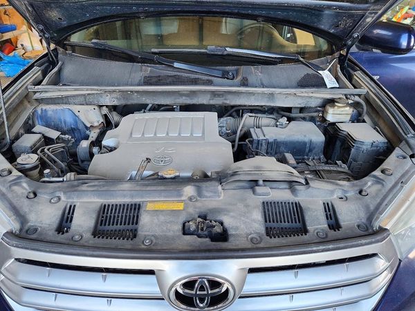 2013 TOYOTA HIGHLANDER Base/Hybrid — Engine bay