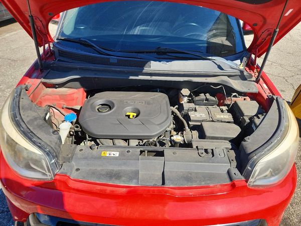 2016 KIA SOUL Exclaim — Engine bay
