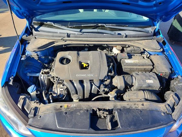 2018 HYUNDAI ELANTRA SE — Engine bay
