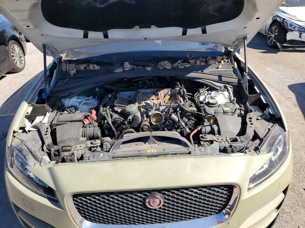 2017 JAGUAR F-PACE Premium — Engine bay