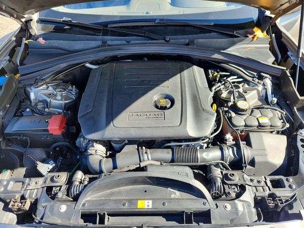 2018 JAGUAR F-PACE R Sport — Engine bay