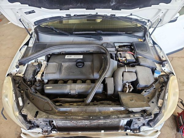 2012 VOLVO XC60 — Engine bay