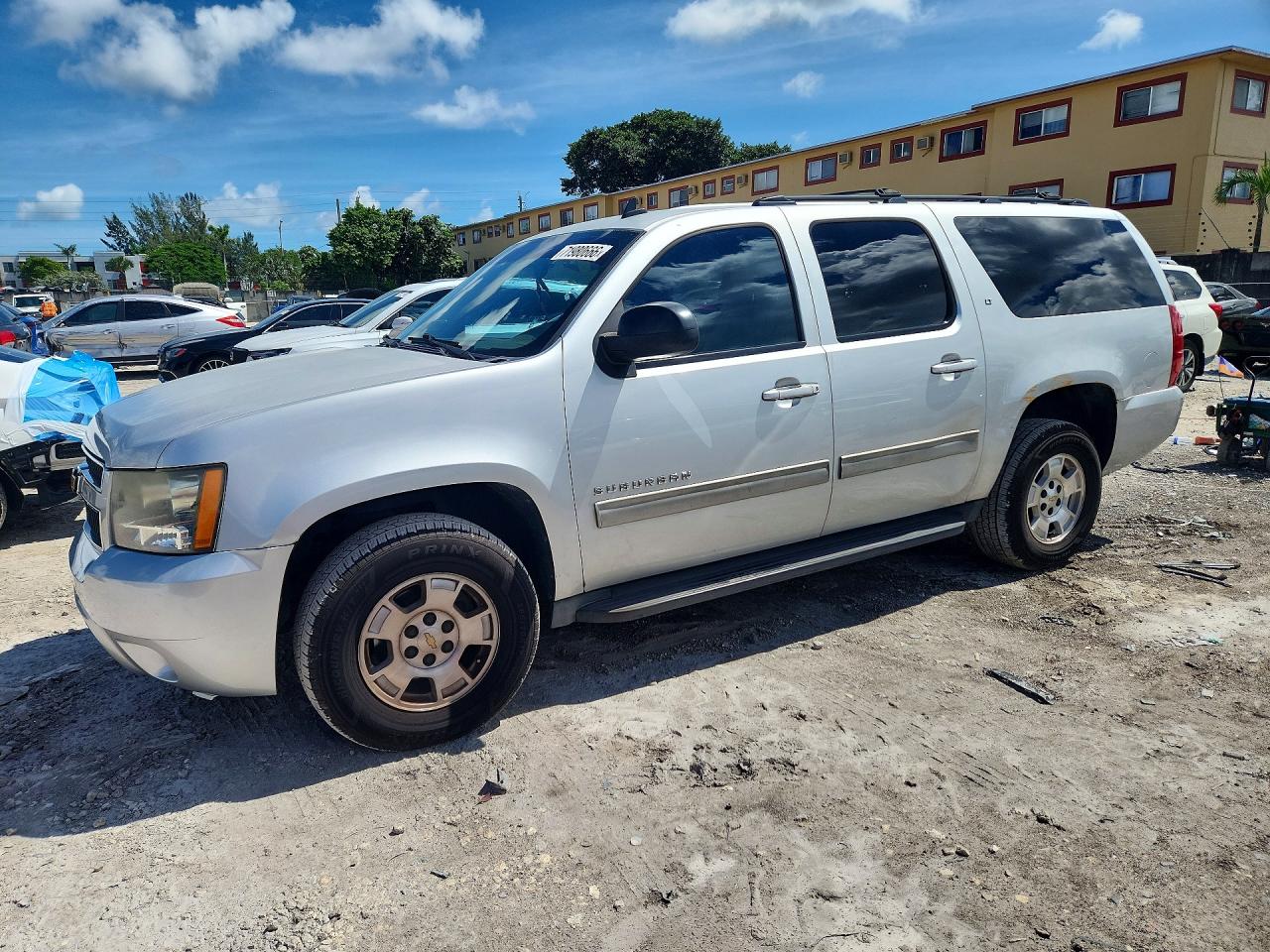 2014 CHEVROLET SUBURBAN LT — Front 3/4