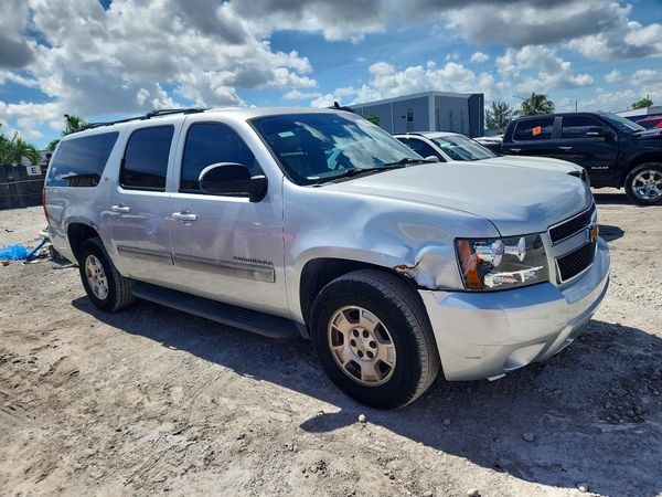 2014 CHEVROLET SUBURBAN LT — Passenger 3/4