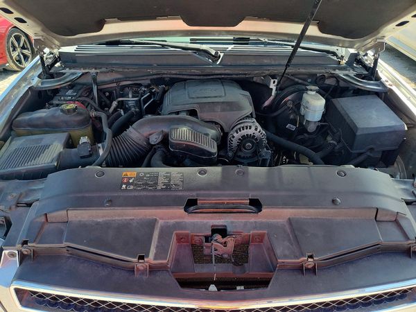 2014 CHEVROLET SUBURBAN LT — Engine bay