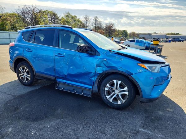 2016 TOYOTA RAV4 LE (X Grade) — Passenger 3/4
