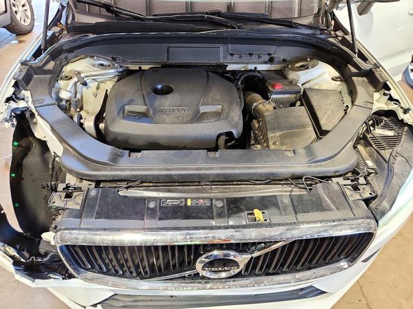 2020 VOLVO XC60 Momentum — Engine bay