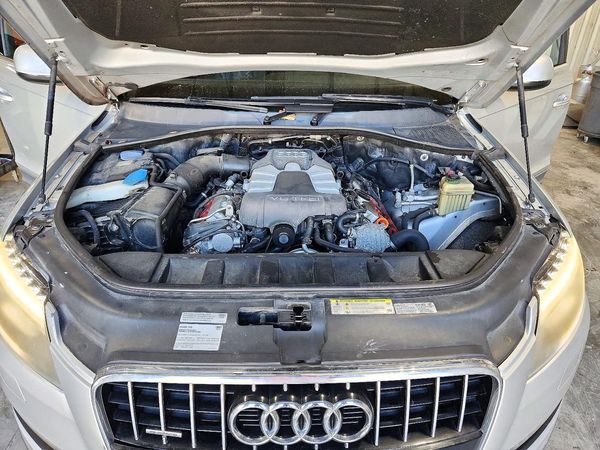 2013 AUDI Q7 Premium Plus — Engine bay