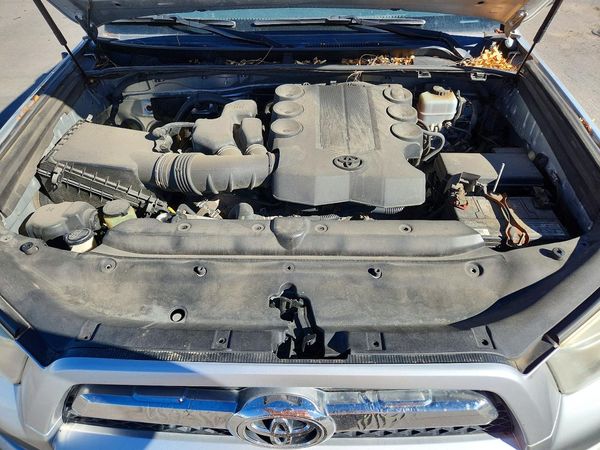 2013 TOYOTA 4RUNNER — Engine bay