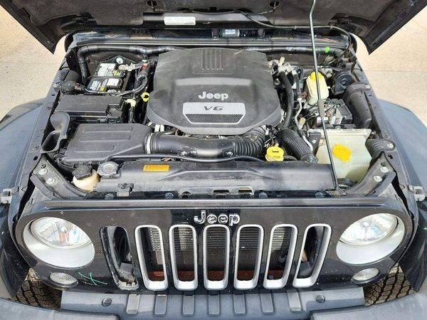 2016 JEEP WRANGLER UNLIMITED Sahara — Engine bay