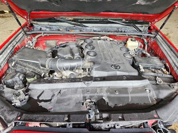 2018 TOYOTA 4RUNNER — Engine bay
