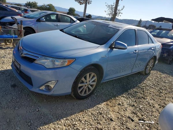 2013 TOYOTA CAMRY SOLA Hybrid — Front 3/4