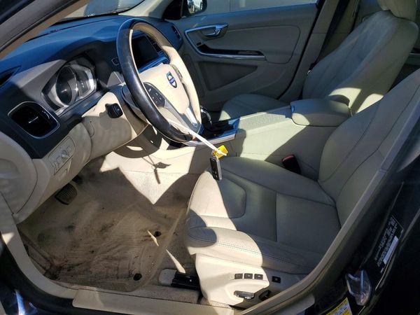 2015 VOLVO V60 Premier (non R design) — DENT