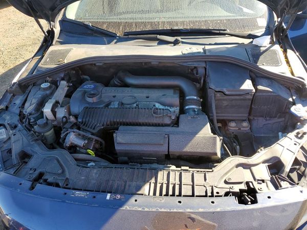 2015 VOLVO V60 Premier (non R design) — Engine bay