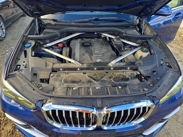 2020 BMW X5 xDrive40i — Engine bay