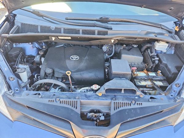 2020 TOYOTA SIENNA D grade — Engine bay