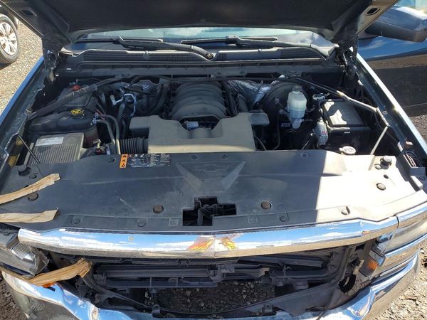 2017 CHEVROLET SILVERADO LT — Engine bay