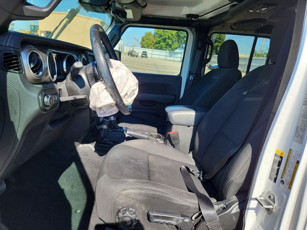 2020 JEEP WRANGLER Unlimited Sahara — DENT