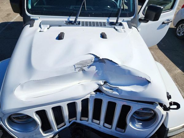 2020 JEEP WRANGLER Unlimited Sahara — Engine bay