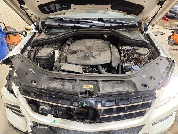 2015 MERCEDES-BENZ ML ML350 — Engine bay