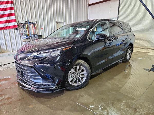 2026 TOYOTA SIENNA LE — Front 3/4