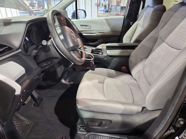 2026 TOYOTA SIENNA LE — DENT